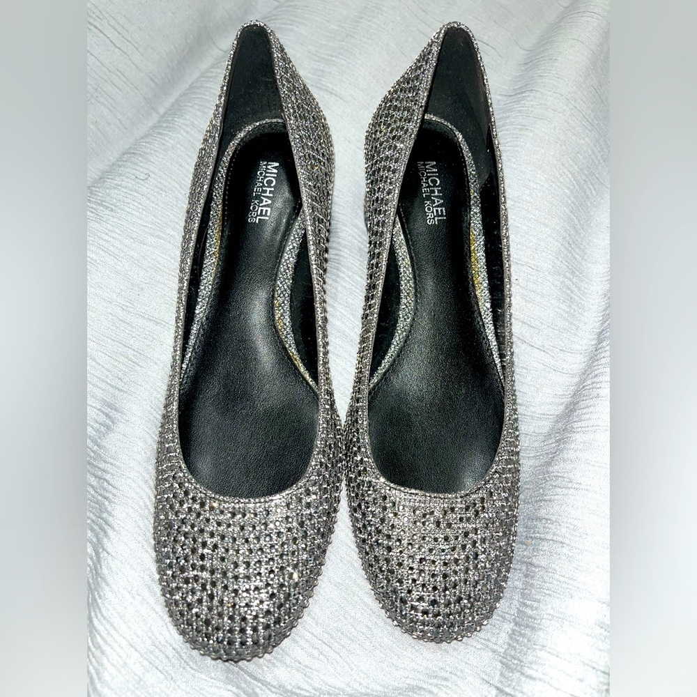 Michael Kors Sz 6.5 M Sparkly Silver On Black Pumps.Well Cushioned. 1.75” Heel - Picture 4 of 8